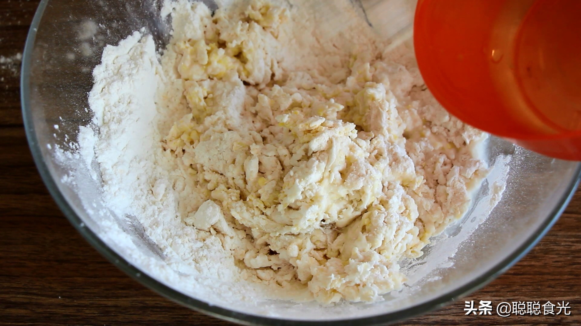 油条怎么炸没有酵母粉,炸油条什么面粉炸出来最酥脆蓬松