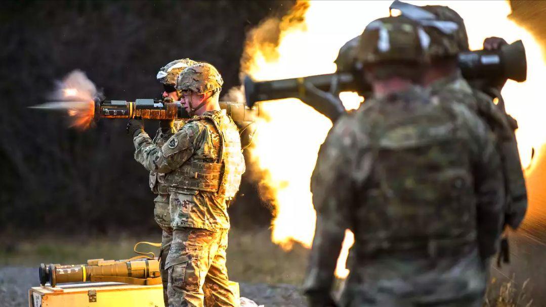 美国大兵最爱的瑞典火力，一人掀翻一辆坦克，一次性使用打完就扔