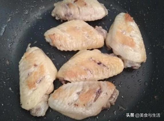 可乐鸡翅怎样做才会软烂,做可乐鸡翅倒可乐时锅里起沫