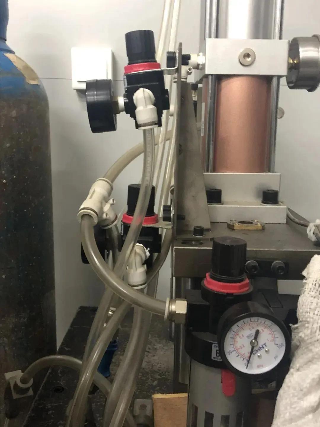 外卖小哥收到神秘东西,快递小哥接到神秘电话