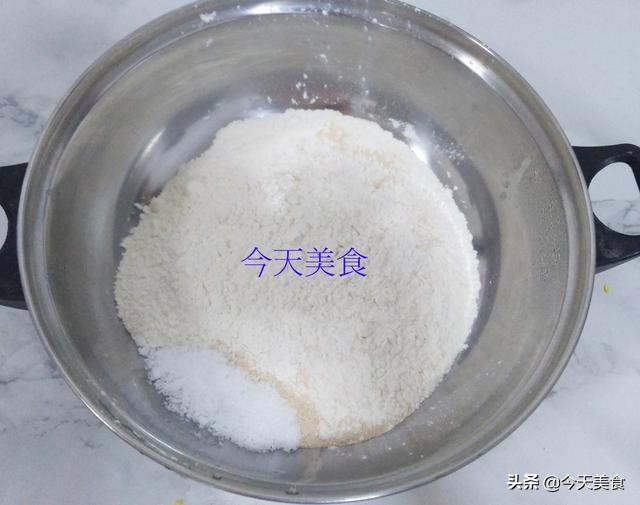 怎样用面包机做出松软拉丝的面包,手工制作面包