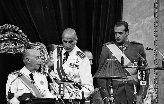 豢养1500位*妇情**，私生子遍布全国，晚年被迫*亡流**海外的西班牙国王