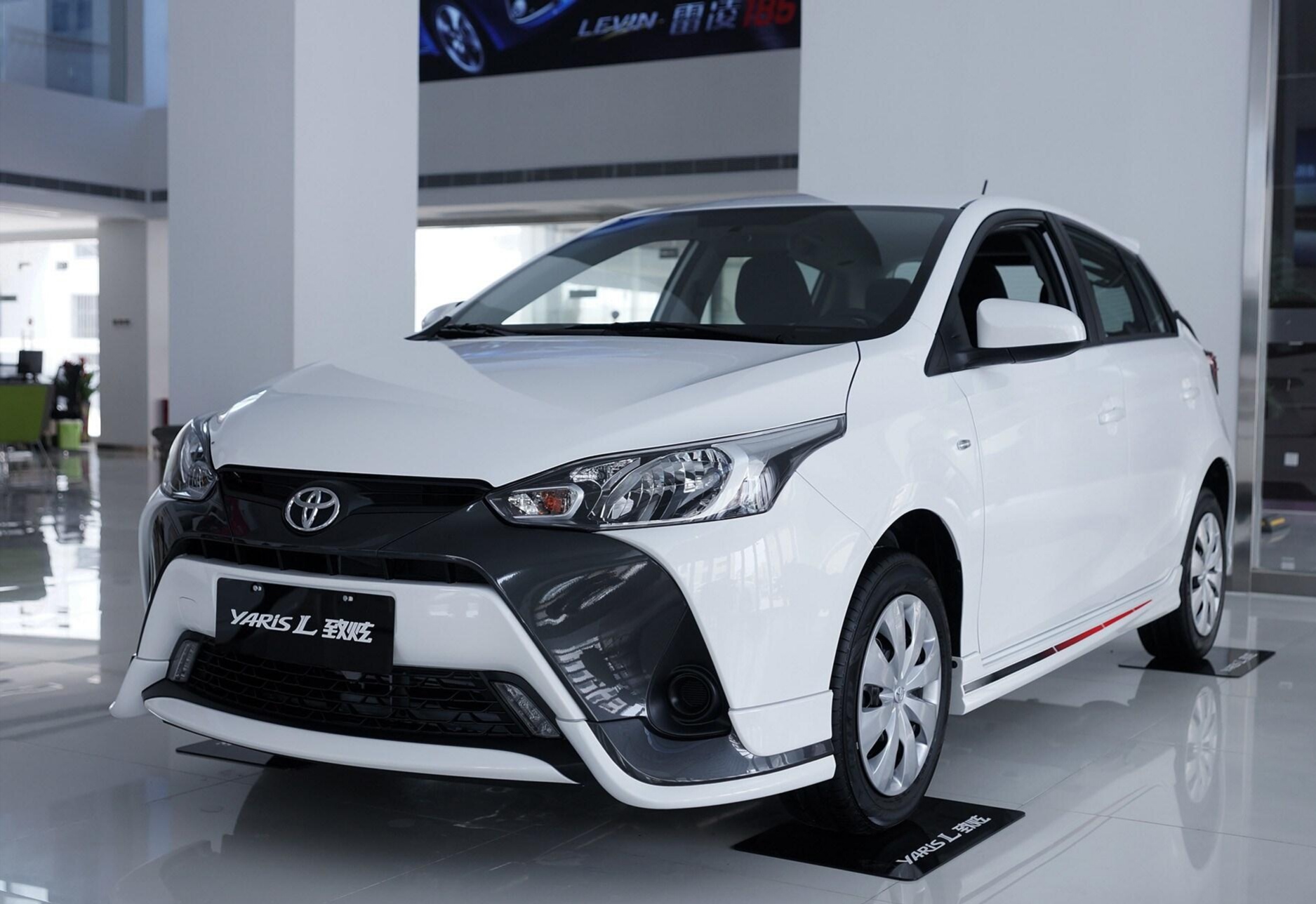 丰田雅力士6座自动挡落地价,广汽丰田雅力士vs广汽本田飞度