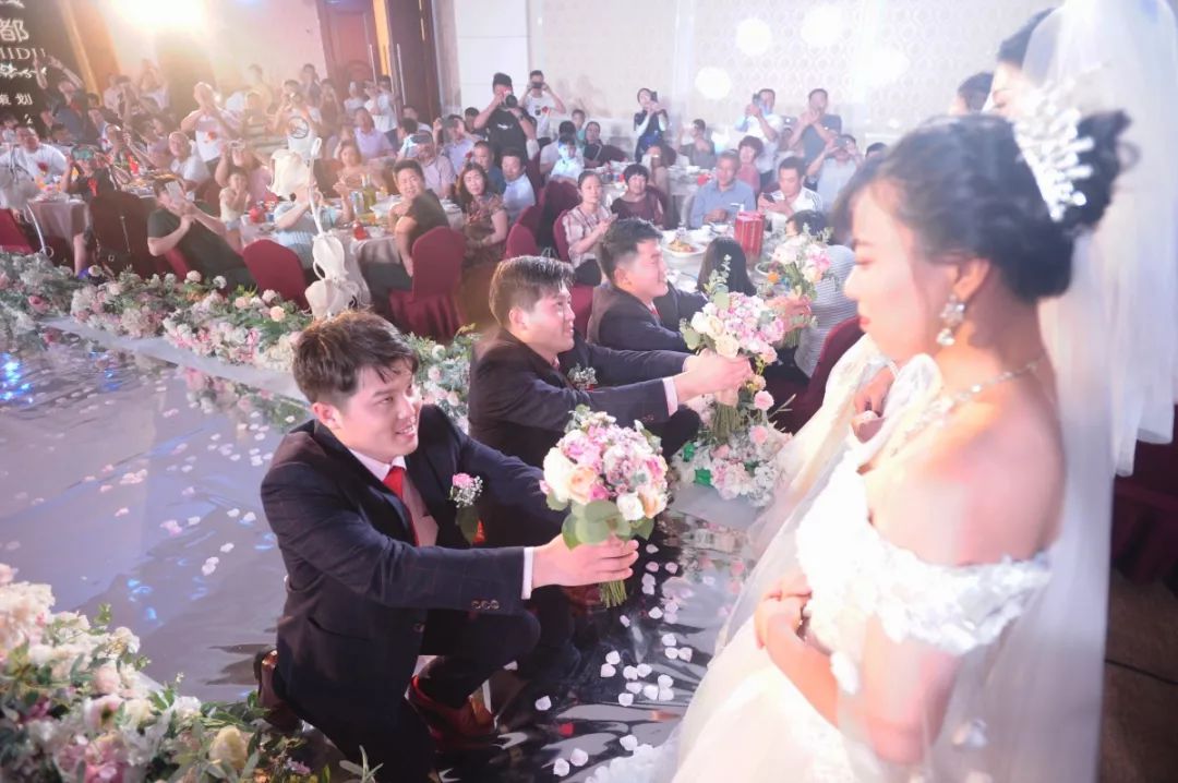 三胞胎结婚新郎认错,三胞胎同时出嫁