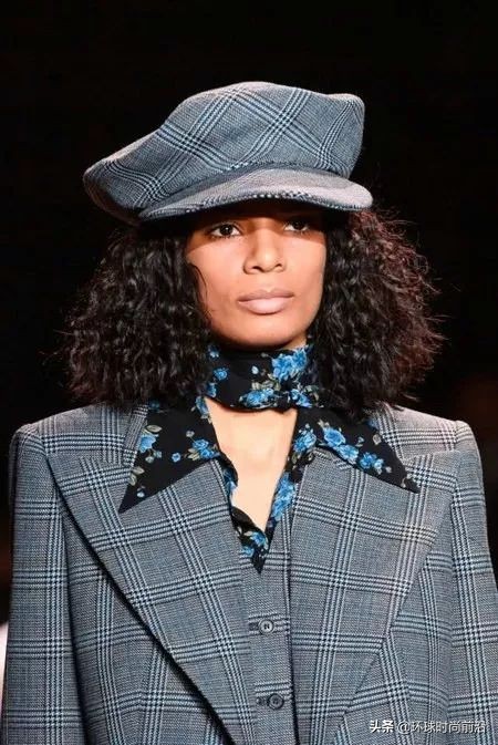 适合冬季脸大显脸小的帽子 (大圆脸适合什么帽子秋冬)