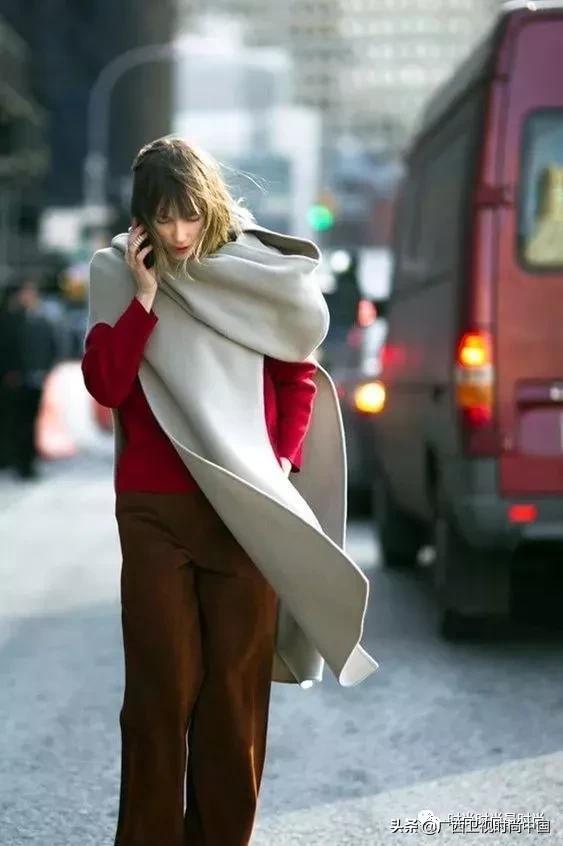 是时候让围巾来“盘活”你的整个衣柜了