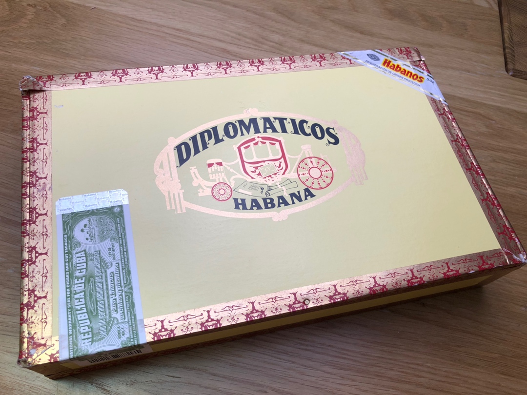 新年将至,别买光买瓜子了!来几盒25根的雪茄,你家备齐了吗