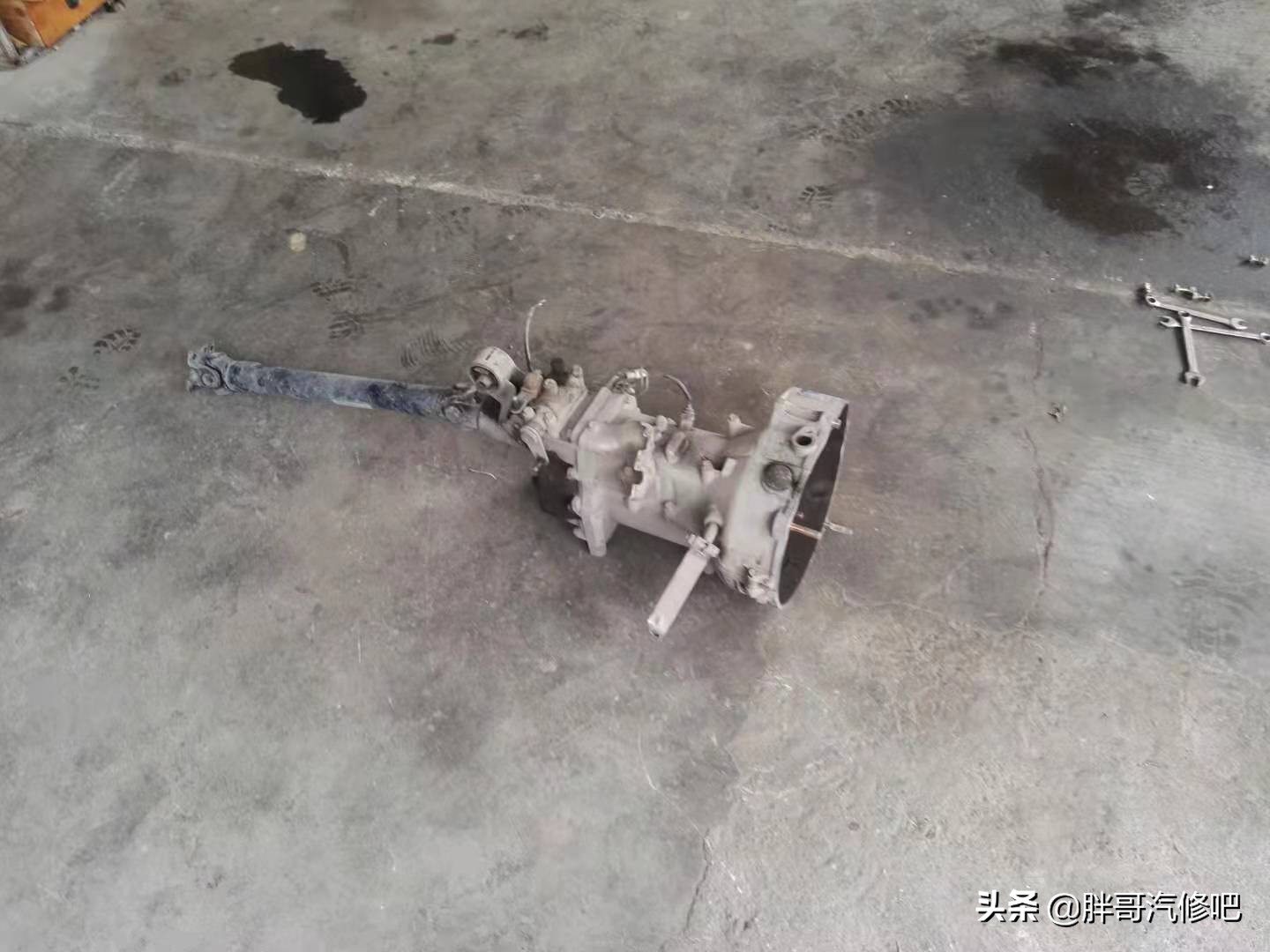 五菱之光挂档不走,胖哥以为换挡拉线脱落,原来是摩擦片报废了