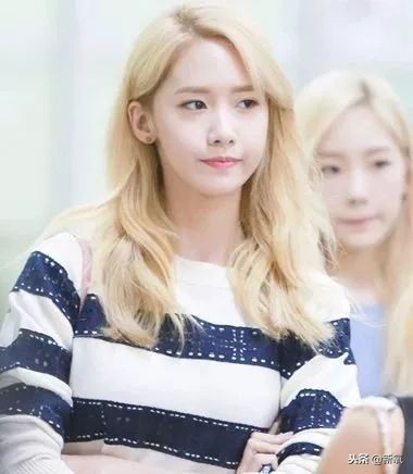 谭松韵蓬松的头,谭松韵摘掉眼镜打扮后惊艳出场