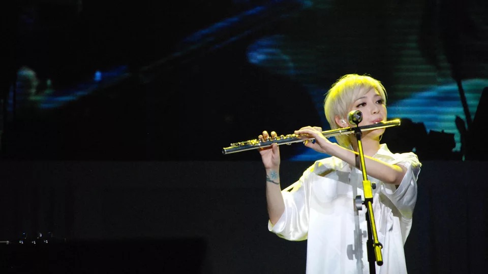 范晓萱割子宫是真的吗,范晓萱打舌钉打耳洞的样子