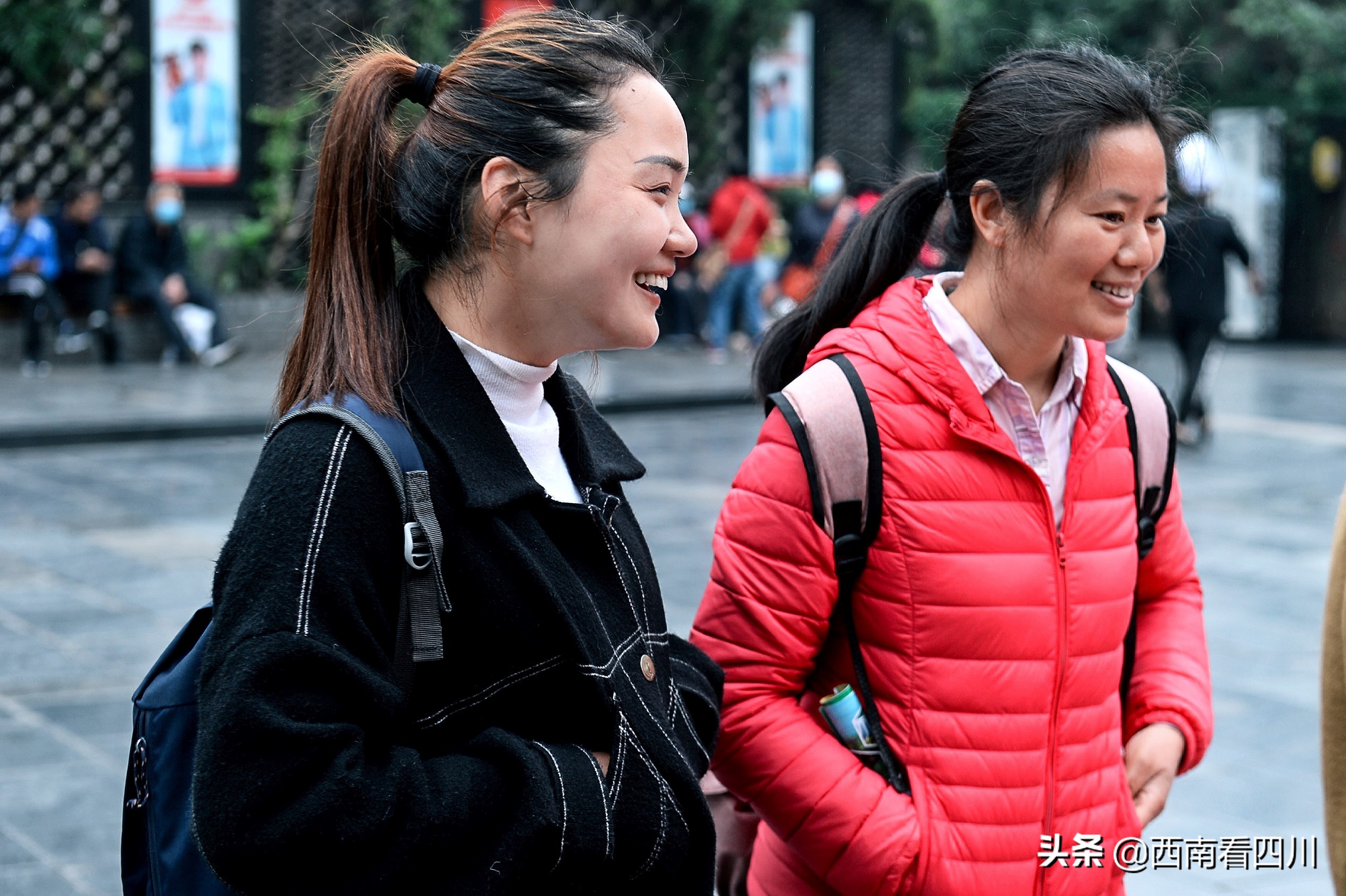 街头惊现任意门,成都街头惊现另类路人