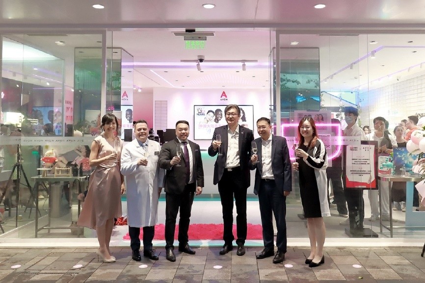 AVON雅芳首家旗舰店落地上海AVON雅芳-为平妇女支持热线正式启动