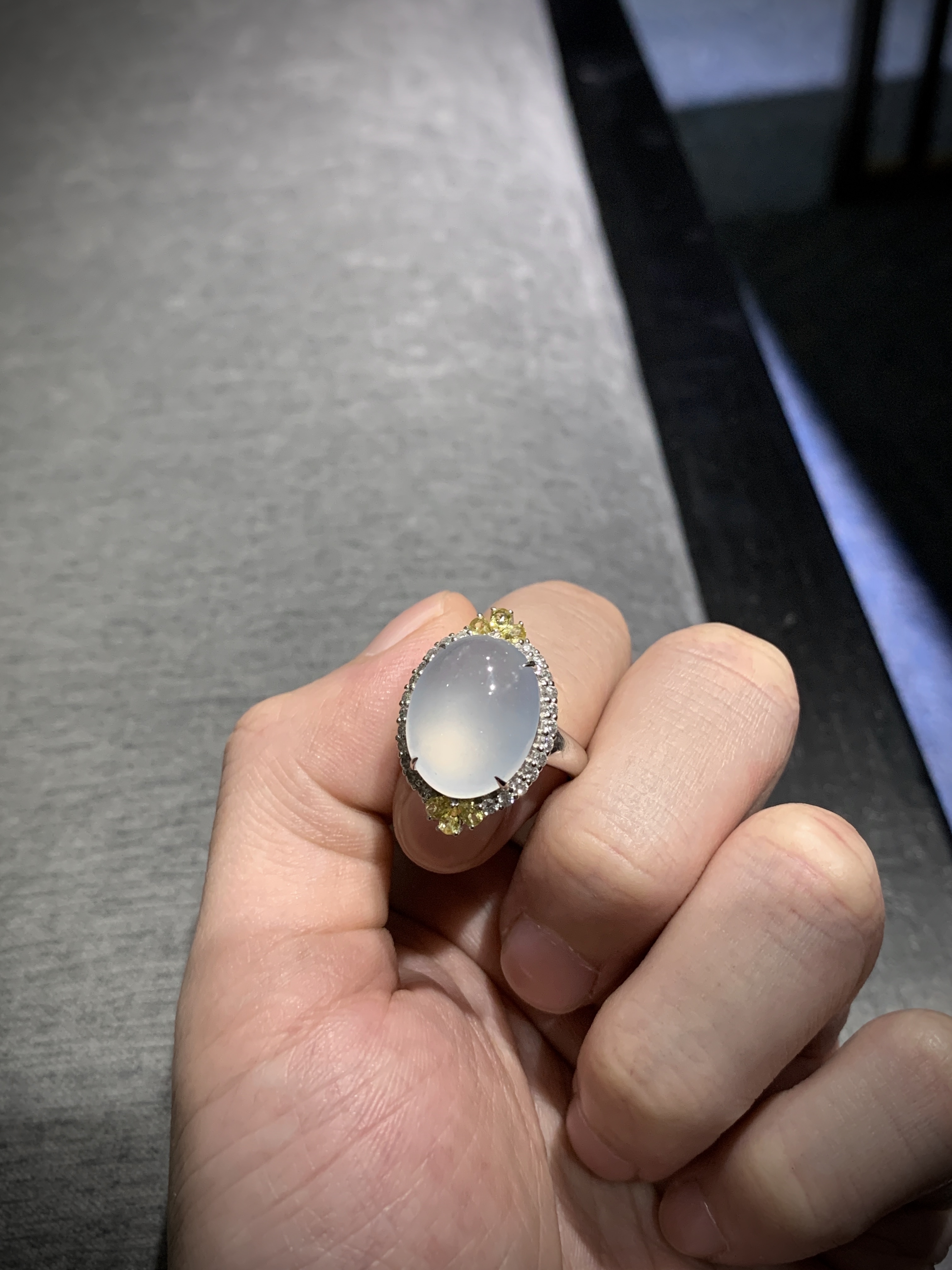 佩戴浸蜡的翡翠对人体有危害吗？