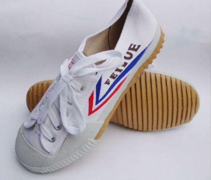 85到90年的球迷，你们有过这些队服和装备吗？顺便预测一下12强赛