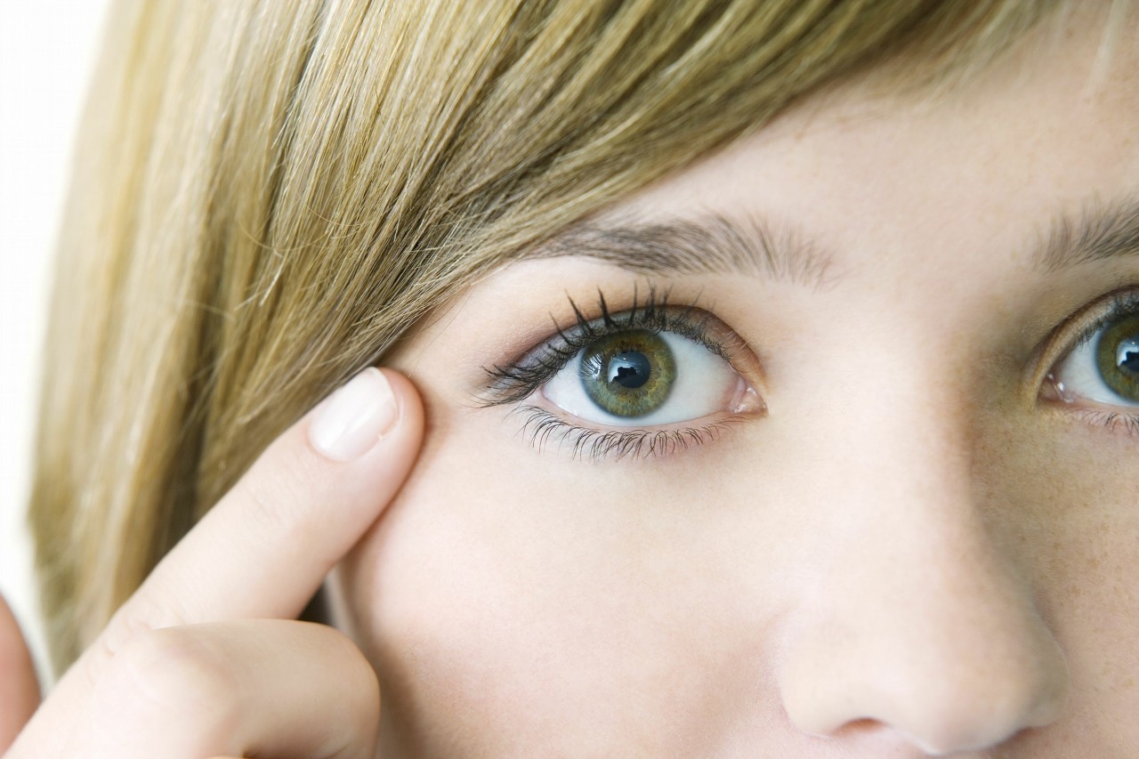 眼角起皱纹是什么原因怎么治疗,眼角皱纹最好的解决办法