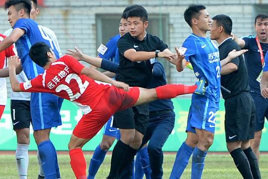 他退役6年后重返中超，面对*力暴**他一个转身触动全国球迷