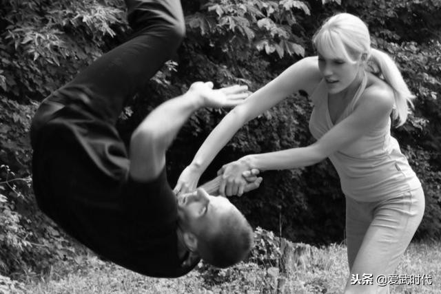 超实用教你三招女子防身术,简单易懂的女子防身术