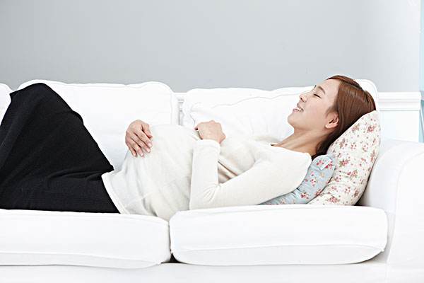 准妈们必须知道孕期正确睡姿详解,孕妇怎样的睡姿最舒服对胎儿好