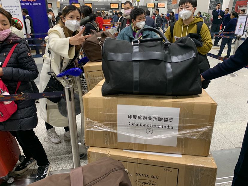 成都领队自发全球扫货为医疗机构带回医用口罩上百万个