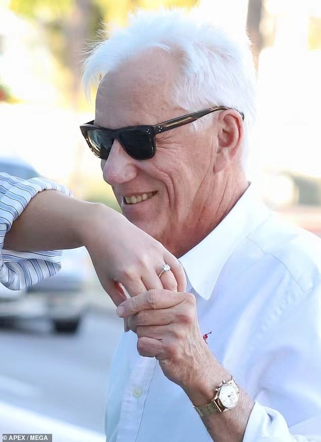 74岁导演与27岁大码女友手牵手外出似祖孙佩戴钻戒疑似已订婚