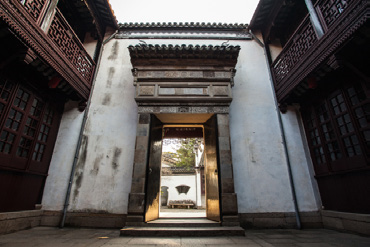 每根木头上的雕刻图案都不一样？细细观察才能发现这宝藏大院