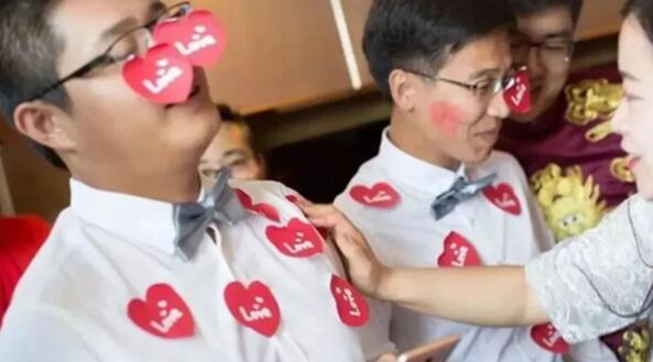 新郎接亲堵门游戏,新郎进门堵门游戏