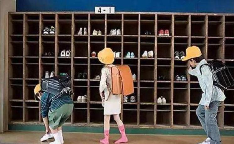 日本小学生书包都装什么?书本只占小部分,这些东西中国孩子没有