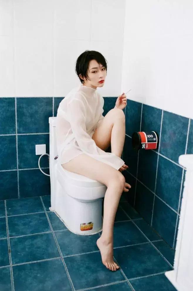 碎发特别多扎不住怎么打理,额前碎发太多怎么扎头发