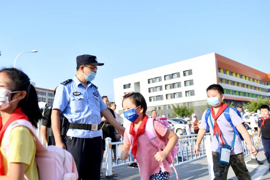 【我为群众办实事】开学“大片”，他们怎会缺席！