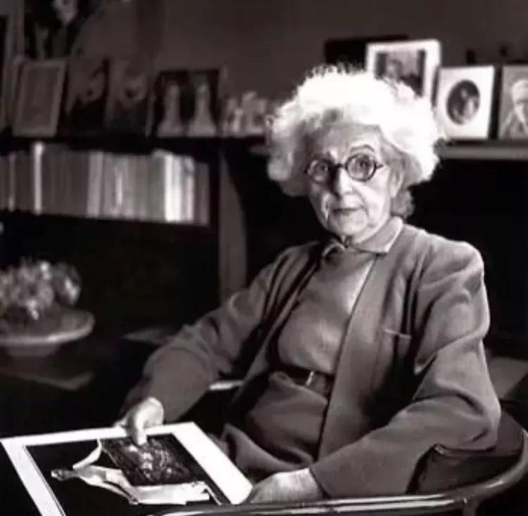 她守着时尚界一个大秘密，直到去世的20多年后才被世人知晓