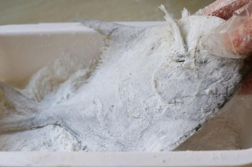 煎鲳鱼不粘铁锅不破皮的正确做法,煎鲳鱼如何不破鱼皮