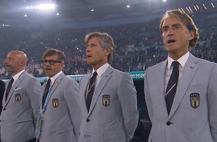 433曼奇尼阵型,曼奇尼中场非对称防线