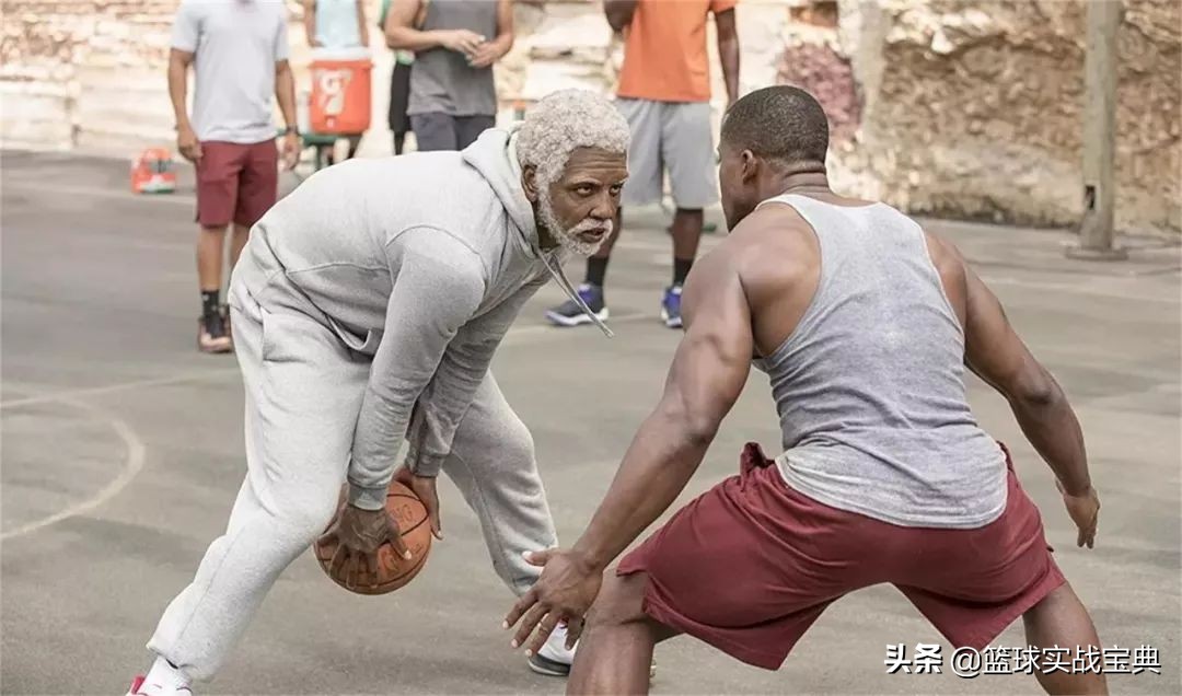 打篮球特别久还是很菜怎么办,打篮球怎么做到正确运球