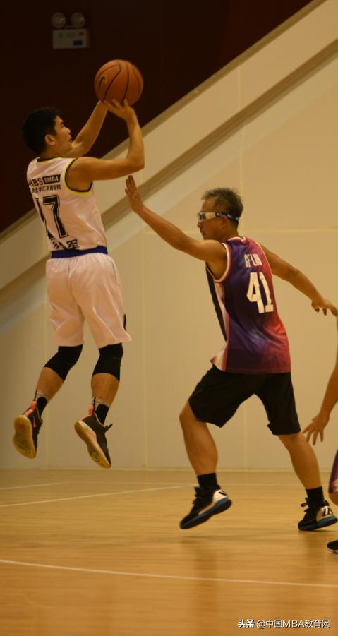 篮球友谊赛丨汇丰对阵中欧，一分险胜