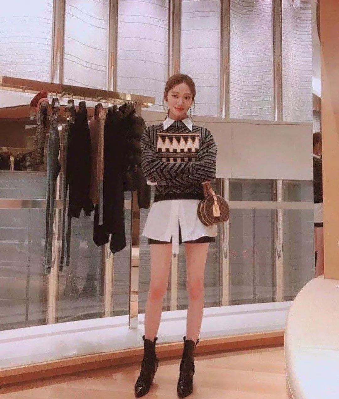 现在小资女流行背什么包,女生背的小包包最流行的哪款