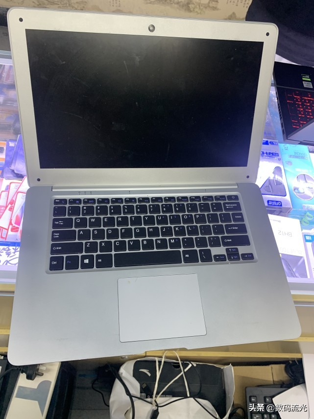 小伙买电脑被套路,小伙买苹果产品花了100多万