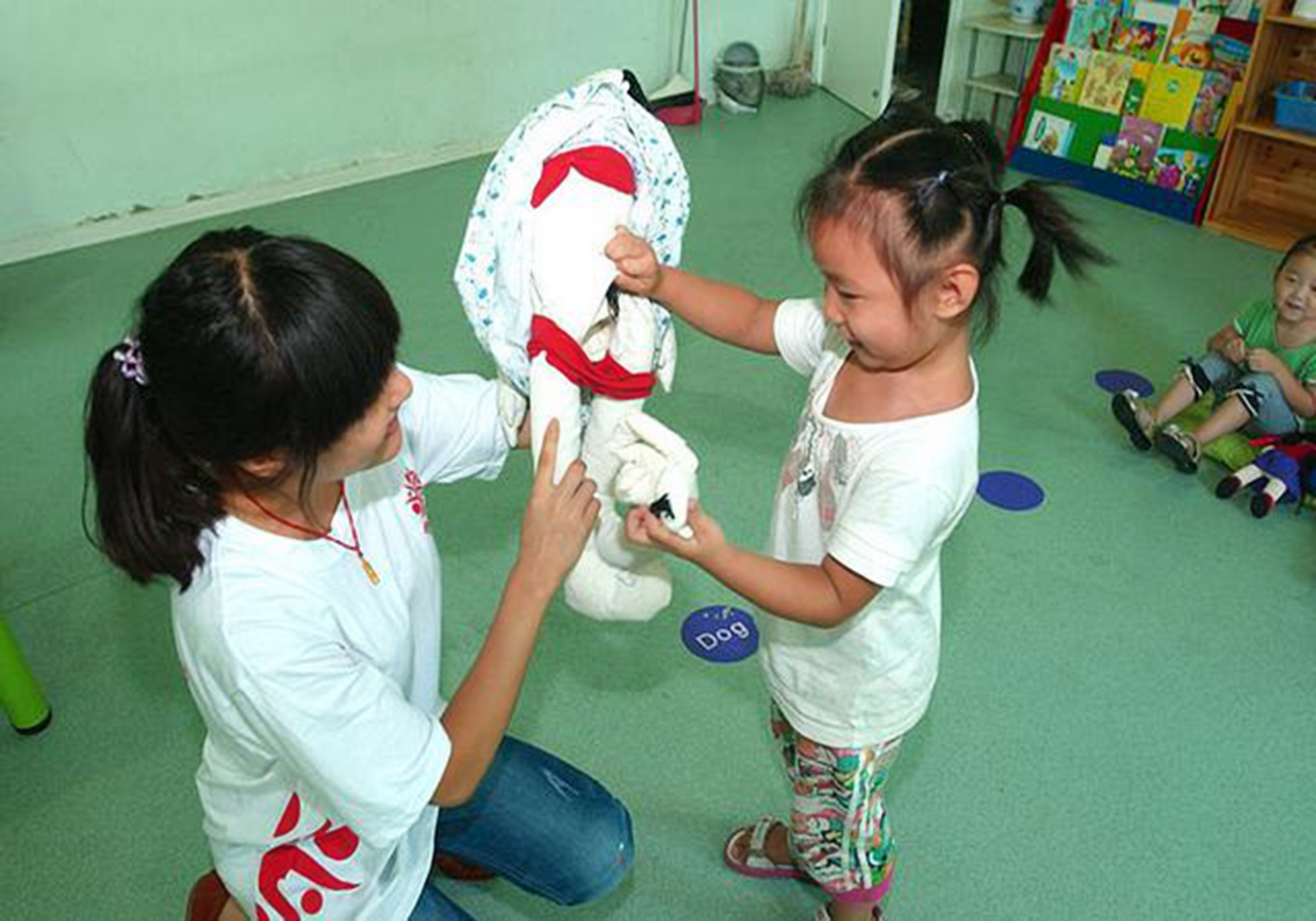 爸爸上厕所没锁门，女儿模仿学会了“掏裤裆”，几天后住了院
