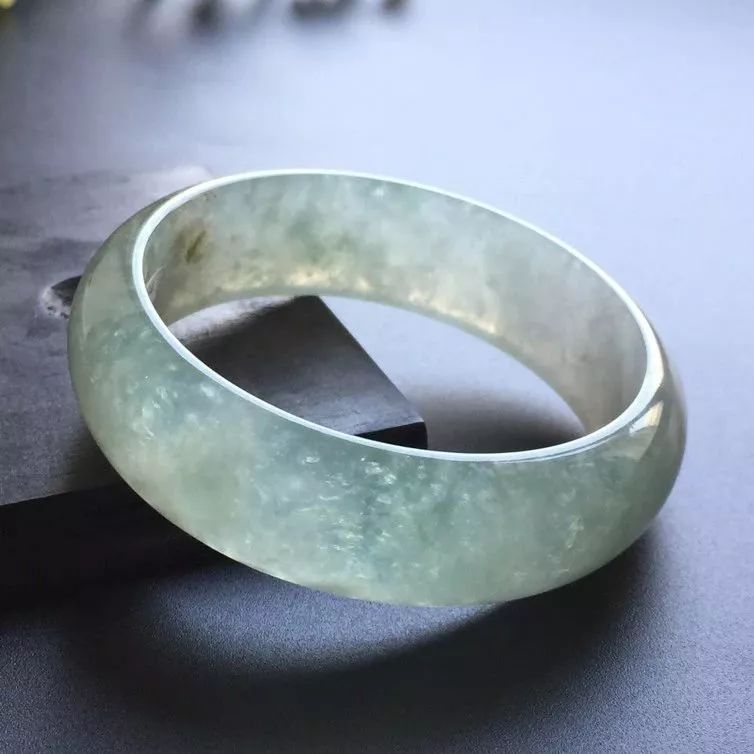 什么镯子值得久戴,年轻人适合一直戴着的镯子