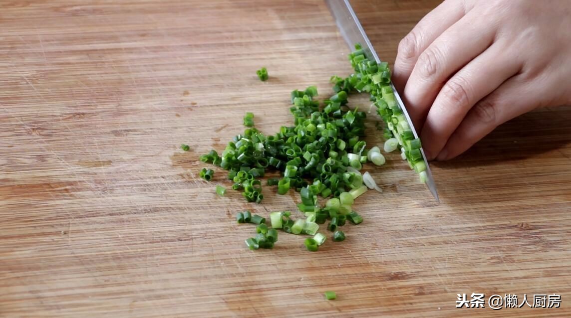 大白虾的虾尾怎么做,吃小河虾时如何留下完整的虾壳