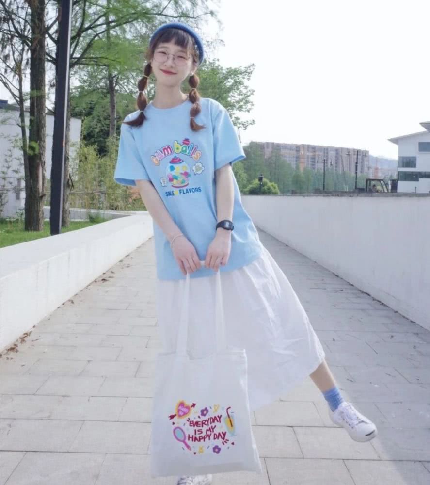 微胖黑色t恤怎么穿才好看,肥t恤女怎么搭配