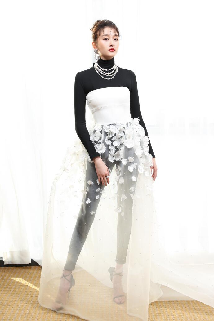 关晓彤穿露脐装秀身材照片,关晓彤穿露脐装秀身材