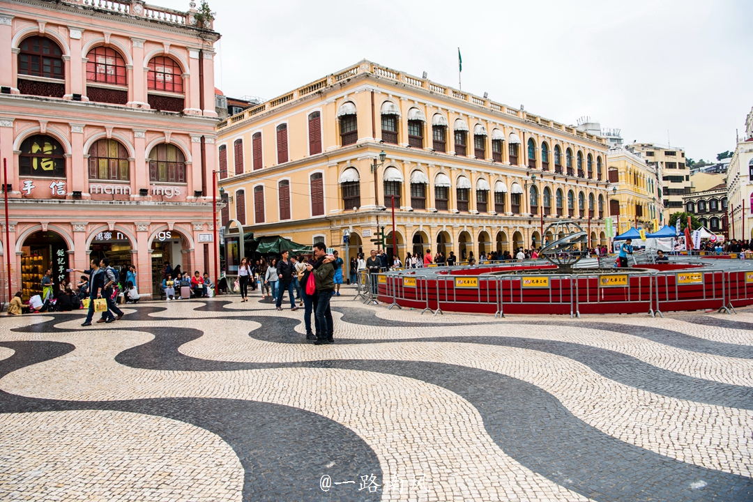 何鸿燊在澳门建了一座金色大楼，周边都是旅游景点，每年游客如云