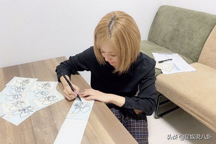 苍井空晒自拍，暴露穿扮疑似没穿衣服，网友调侃“是原来的味道”