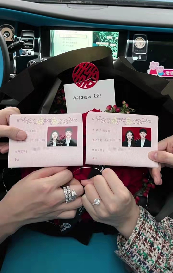 小猪先生终于官宣领证！不忘带货送香水，还戴假戒指晒照被群嘲