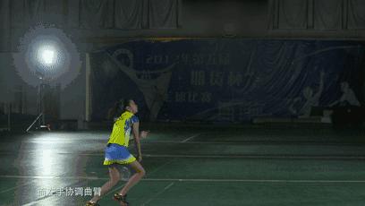 后场高远球推不到位,后场高远球老是推不到位