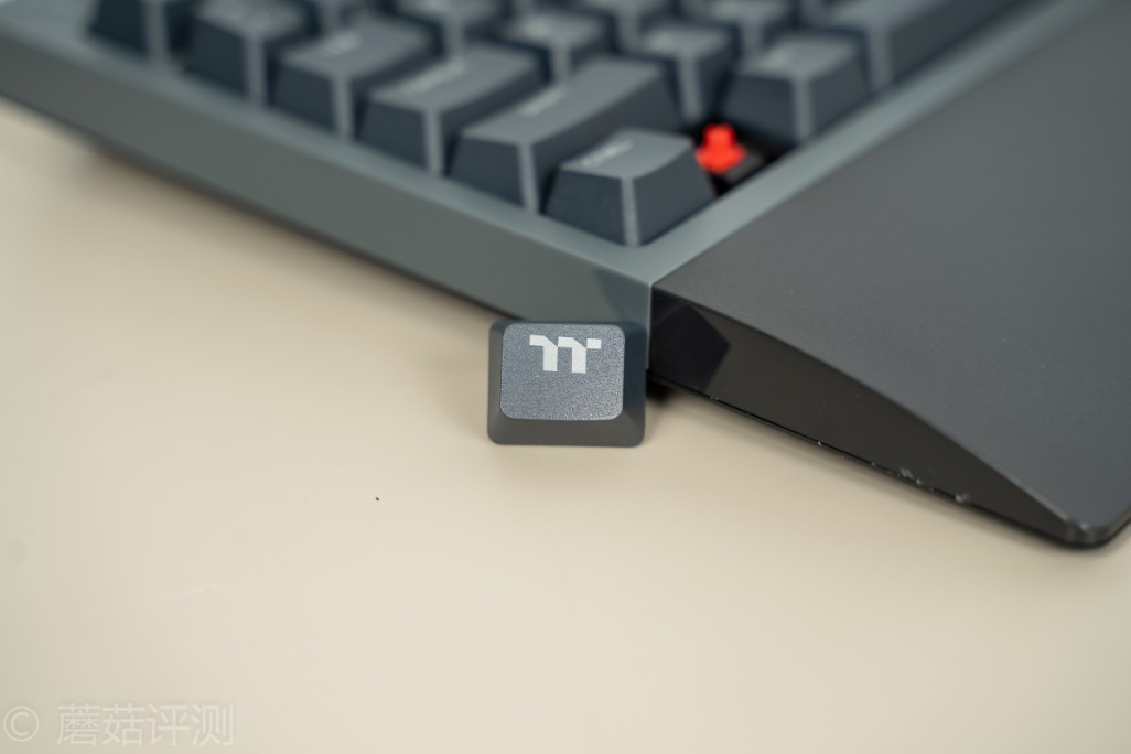 做工细腻手感超好,曜越g821多模电竞机械键盘