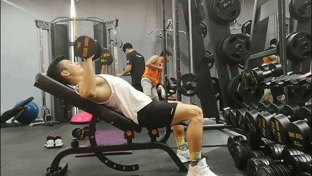 100斤瘦子增肌哑铃训练,哑铃垫高蹲练大腿内侧增肌