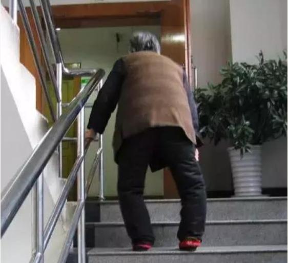 膝盖有骨刺和关节炎怎么治疗最好,膝关节长骨刺一冷就疼怎么治疗