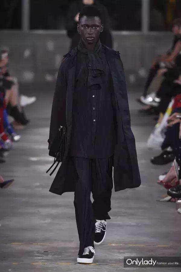 张艺兴valentino东京神图,张艺兴valentino秀场表演