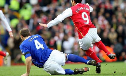 曼联守门员德赫亚被冲撞,曼联巴萨梅西被恶意犯规